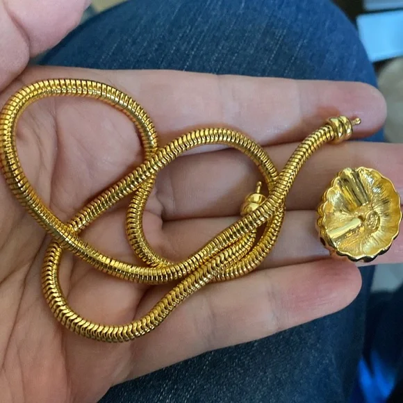 JOAN RIVERS Vintage Goldtone Oval Focal Point Necklace - Picture 3 of 6